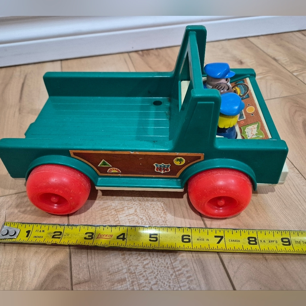 Vintage Fisher Price Little People truck and 3 people - Picture 3 of 4